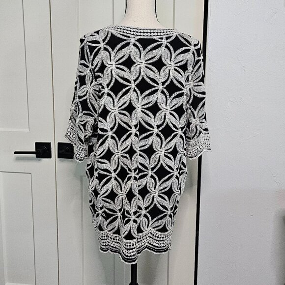 Solitaire Black & White Embellished Top - A True Showstopper! Size 1X - Picture 5 of 7